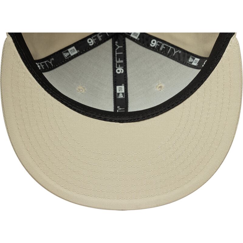 casquette-plate-beige-snapback-avec-logo-blanc-9fifty-league-essential-new-york-yankees-mlb-new-era