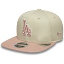 new-era-s-ploska-kozirka-i-rozovo-logo-9fifty-original-fit-s-emblema-world-series-los-angeles-dodgers-mlb-bezhova-shapka-s-tik-t