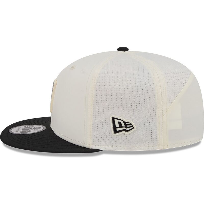 beige-und-schwarze-flache-snapback-kappe-9fifty-training-pack-2026-der-las-vegas-raiders-nfl-von-new-era