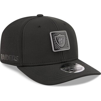 Шапка извита черна снапбек 9SEVENTY Stretch Snap Training Pack 2026 на Las Vegas Raiders NFL от New Era
