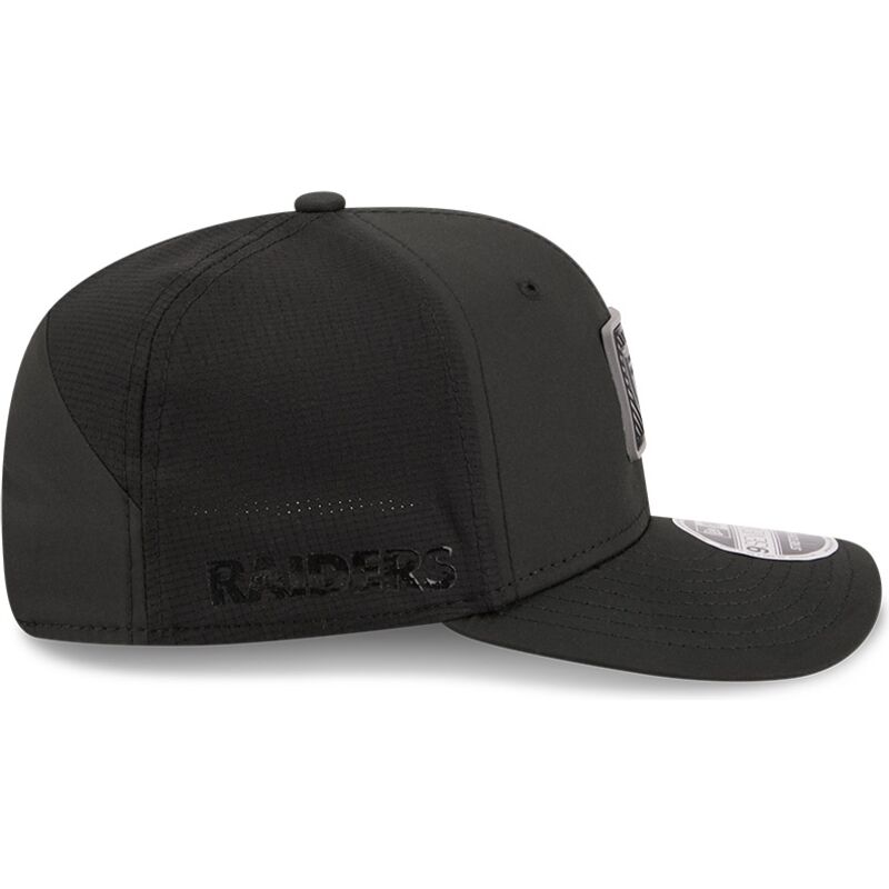 shapka-izvita-cherna-snapbek-9seventy-stretch-snap-training-pack-2026-na-las-vegas-raiders-nfl-ot-new-era