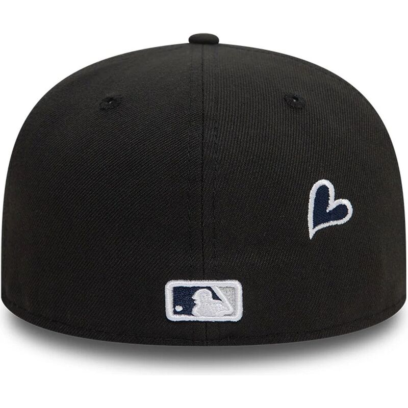 shapka-ploska-cherna-reguliruema-59fifty-heart-icon-na-new-york-yankees-mlb-ot-new-era