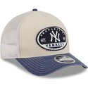 shapka-izvita-traker-mnogocveten-snapbek-9forty-m-crown-a-frame-fray-na-new-york-yankees-mlb-ot-new-era