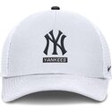 shapka-izvita-traker-byala-snapbek-primetime-dri-fit-rise-structured-na-new-york-yankees-mlb-ot-nike