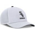 shapka-izvita-byala-snapbek-primetime-dri-fit-rise-structured-na-chicago-white-sox-mlb-ot-nike