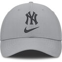 nike-shapka-s-izvita-kozirka-primetime-club-structured-uv-poly-ripstop-new-york-yankees-mlb-siva-reguliruema