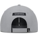 nike-shapka-s-izvita-kozirka-primetime-club-structured-uv-poly-ripstop-new-york-yankees-mlb-siva-reguliruema