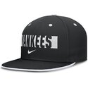 nike-ploska-kozirka-primetime-dri-fit-true-strukturirana-krgla-kozirka-new-york-yankees-mlb-cherna-prilepnala-shapka