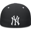 schwarze-flache-kappe-verstellbar-primetime-dri-fit-true-structured-round-bill-von-new-york-yankees-mlb-von-nike