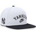 casquette-plate-blanche-et-bleue-marine-snapback-cooperstown-dri-fit-pro-structured-square-bill-nike