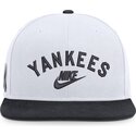 shapka-ploska-byala-snapback-y-marino-cooperstown-dri-fit-pro-structured-square-bill-na-new-york-yankees-mlb-ot-nike