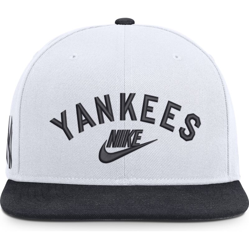 shapka-ploska-byala-snapback-y-marino-cooperstown-dri-fit-pro-structured-square-bill-na-new-york-yankees-mlb-ot-nike