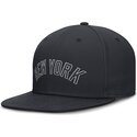 shapka-ploska-tmnosin-prilepnala-dri-fit-true-structured-round-bill-na-new-york-yankees-mlb-ot-nike