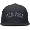 nike-ploska-periferiya-dri-fit-true-strukturirana-krgla-kozirka-new-york-yankees-mlb-tmnosinya-prilepnala-shapka