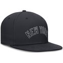 shapka-ploska-tmnosin-prilepnala-dri-fit-true-structured-round-bill-na-new-york-yankees-mlb-ot-nike