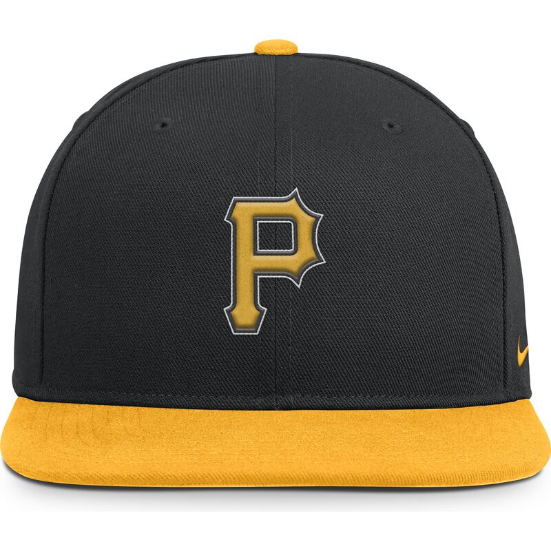shapka-ploska-cherna-snapbek-dri-fit-pro-structured-square-bill-na-pittsburgh-pirates-mlb-ot-nike shapka-ploska-cherna-snapbek-dri-fit-pro-structured-square-bill-na-pittsburgh-pirates-mlb-ot-nike