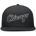 nike-ploska-periferiya-dri-fit-true-strukturirana-krgla-kozirka-chicago-white-sox-mlb-cherna-prilepnala-shapka