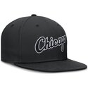 nike-ploska-periferiya-dri-fit-true-strukturirana-krgla-kozirka-chicago-white-sox-mlb-cherna-prilepnala-shapka