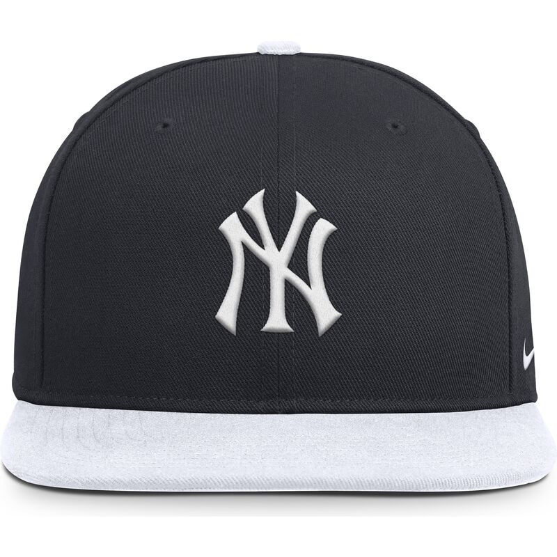 nike-ploska-kozirka-dri-fit-pro-strukturirana-kvadratna-kozirka-new-york-yankees-mlb-tmnosinya-i-byala-shapka-s-tik-tak-zakopcha