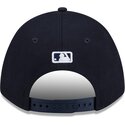 shapka-izvita-tmnosin-snapbek-9forty-m-crown-hall-of-fame-na-new-york-yankees-mlb-ot-new-era