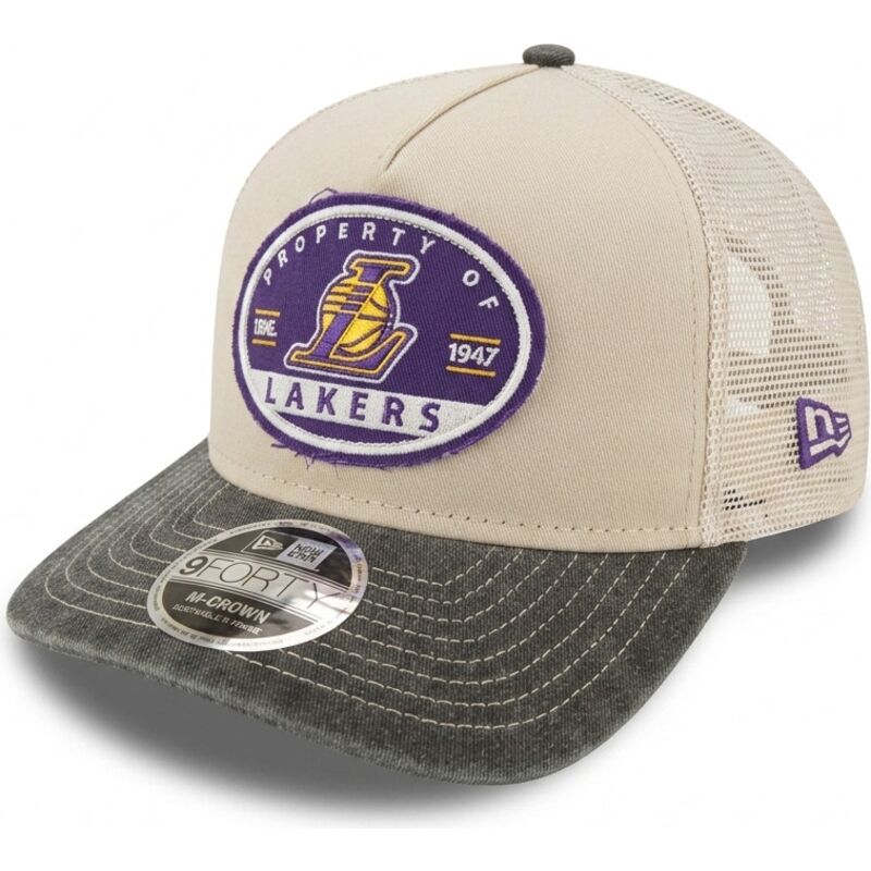 shapka-izvita-traker-bezhov-snapbek-9forty-m-crown-a-frame-fray-na-los-angeles-lakers-nba-ot-new-era