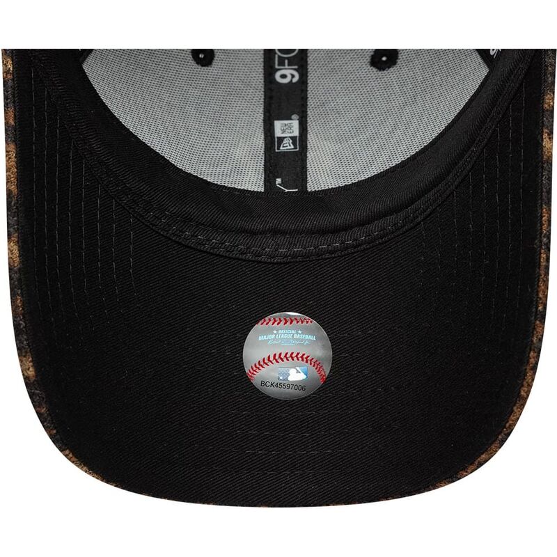 shapka-izvita-leopard-reguliruem-9forty-leopard-cosy-na-new-york-yankees-mlb-ot-new-era