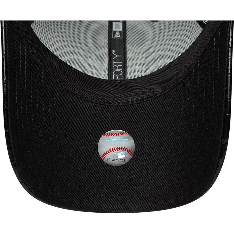 shapka-izvita-cherna-reguliruem-9forty-pu-pattern-na-new-york-yankees-mlb-ot-new-era
