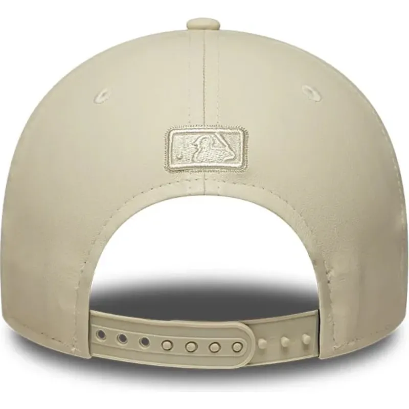 shapka-izvita-bezhov-snapbek-9forty-m-crown-pu-diamante-na-los-angeles-dodgers-mlb-ot-new-era