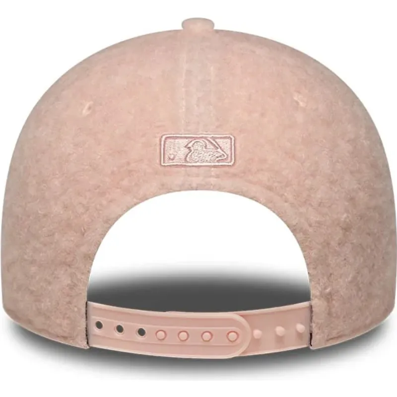 shapka-izvita-roza-snapbek-rosa-9forty-m-crown-winter-borg-na-new-york-yankees-mlb-ot-new-era