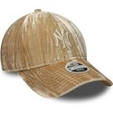 shapka-izvita-bezhov-reguliruem-9twenty-velour-na-new-york-yankees-mlb-ot-new-era