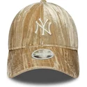shapka-izvita-bezhov-reguliruem-9twenty-velour-na-new-york-yankees-mlb-ot-new-era