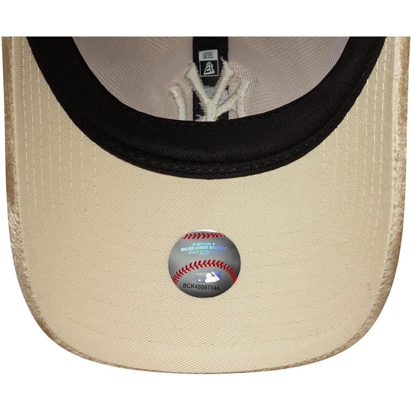 shapka-izvita-bezhov-reguliruem-9twenty-velour-na-new-york-yankees-mlb-ot-new-era
