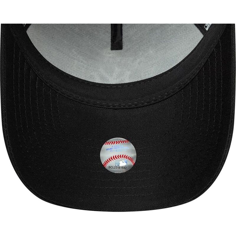 shapka-izvita-traker-cherna-snapbek-a-frame-wordmark-na-new-york-yankees-mlb-ot-new-era