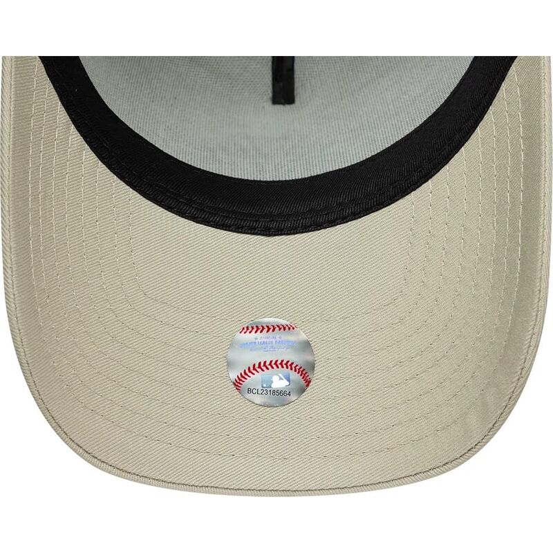 shapka-izvita-bezhov-snapbek-e-frame-league-essential-na-new-york-yankees-mlb-ot-new-era