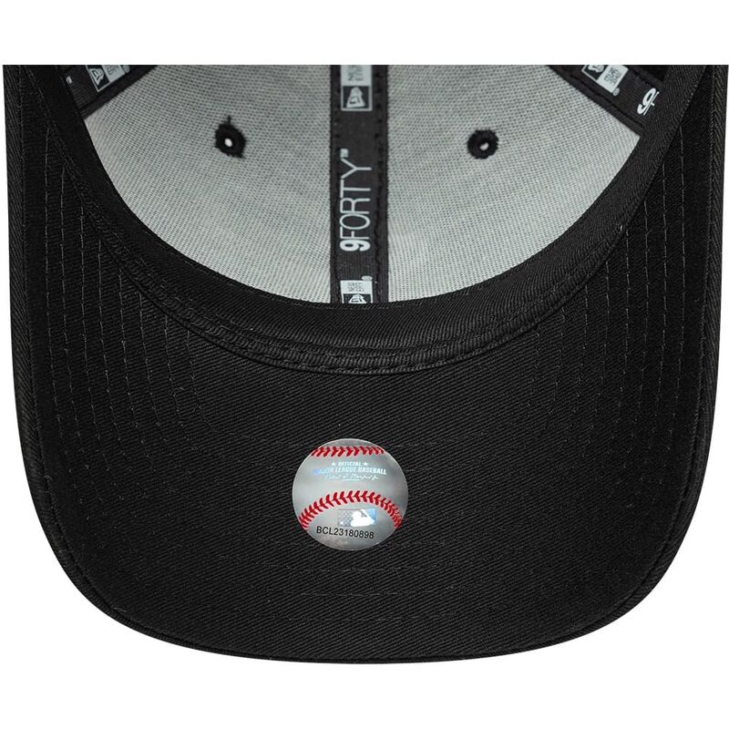 shapka-izvita-cherna-snapbek-9forty-m-crown-side-script-na-chicago-white-sox-mlb-ot-new-era