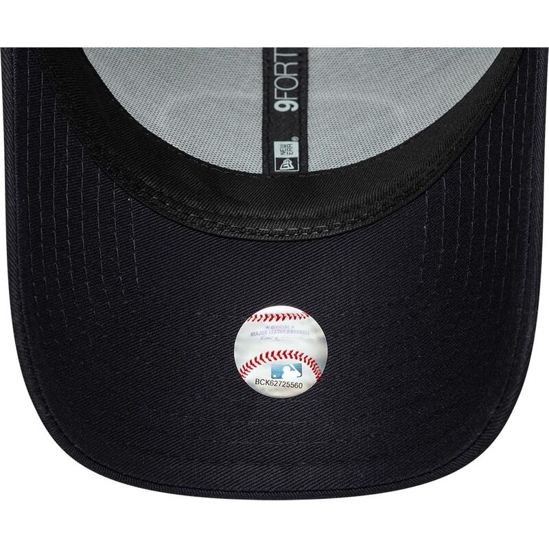 shapka-izvita-tmnosin-reguliruem-9forty-patch-na-new-york-yankees-mlb-ot-new-era shapka-izvita-tmnosin-reguliruem-9forty-patch-na-new-york-yankees-mlb-ot-new-era