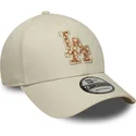 shapka-izvita-bezhov-reguliruem-9forty-faux-pony-infill-na-los-angeles-dodgers-mlb-ot-new-era