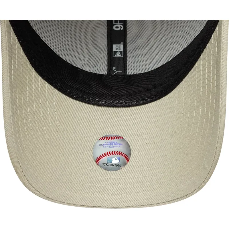 shapka-izvita-bezhov-reguliruem-9forty-faux-pony-infill-na-los-angeles-dodgers-mlb-ot-new-era