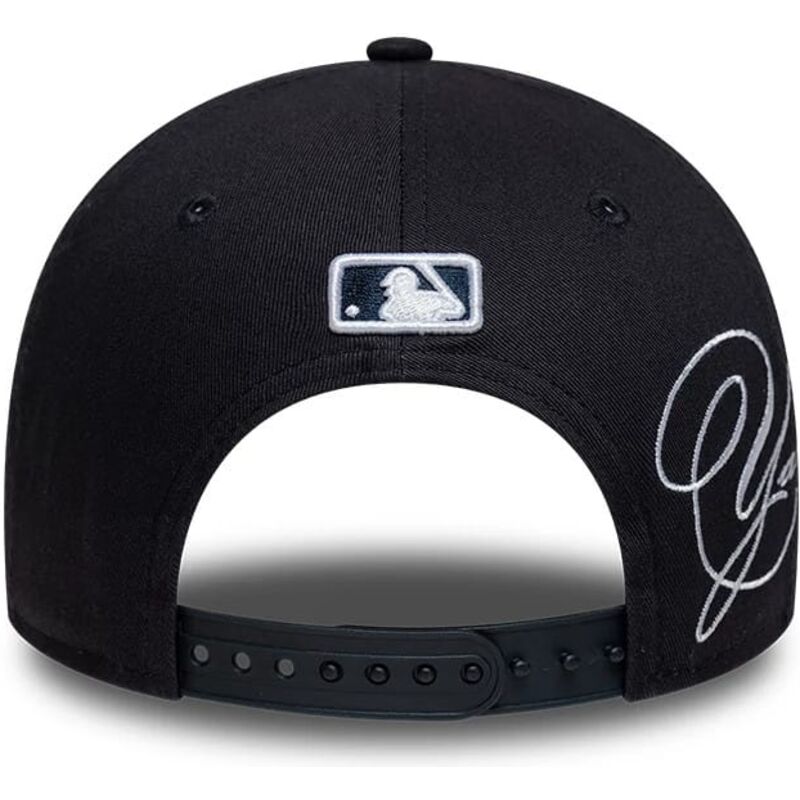 shapka-izvita-tmnosin-snapbek-9forty-m-crown-side-script-na-new-york-yankees-mlb-ot-new-era