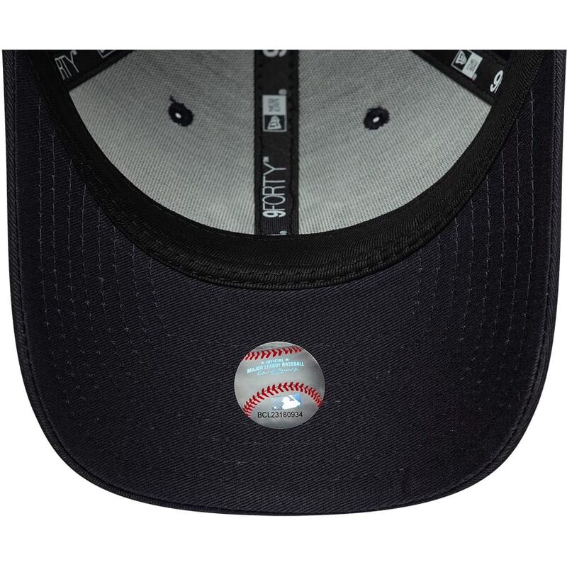 shapka-izvita-tmnosin-snapbek-9forty-m-crown-side-script-na-new-york-yankees-mlb-ot-new-era