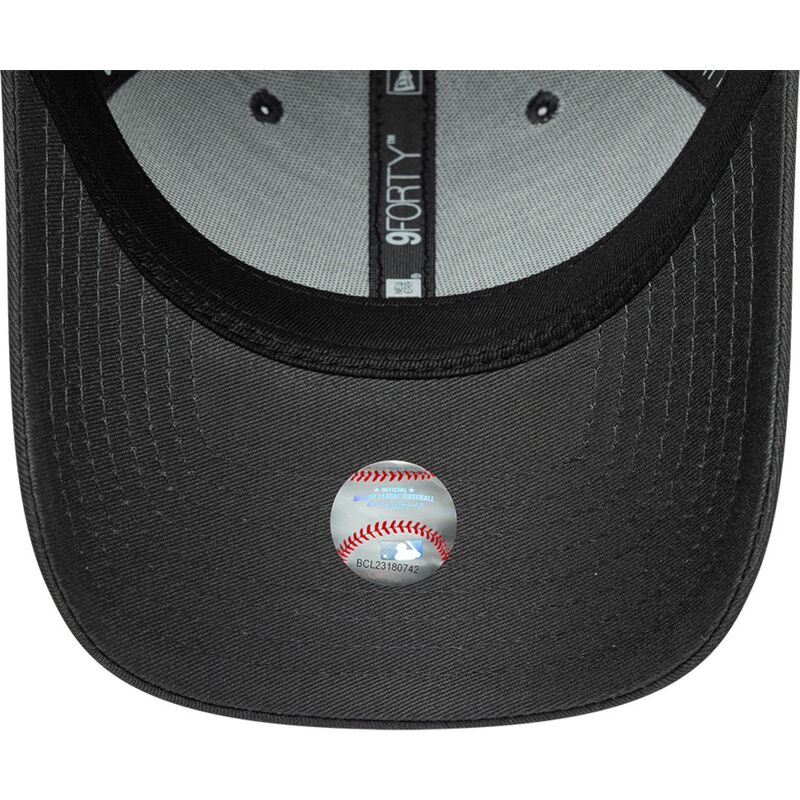 shapka-izvita-siv-reguliruem-9forty-metallic-outline-na-new-york-yankees-mlb-ot-new-era shapka-izvita-siv-reguliruem-9forty-metallic-outline-na-new-york-yankees-mlb-ot-new-era