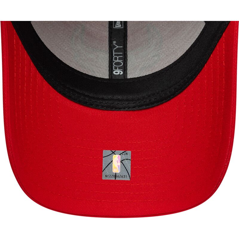 shapka-izvita-chervena-reguliruem-9forty-outline-na-chicago-bulls-nba-ot-new-era