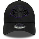 shapka-izvita-cherna-reguliruem-9forty-outline-na-los-angeles-lakers-nba-ot-new-era