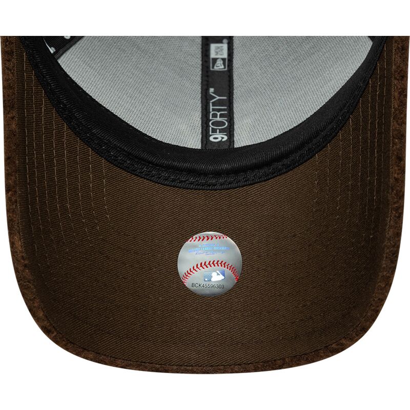 shapka-izvita-kafyav-snapbek-9forty-winter-borg-na-new-york-yankees-mlb-ot-new-era