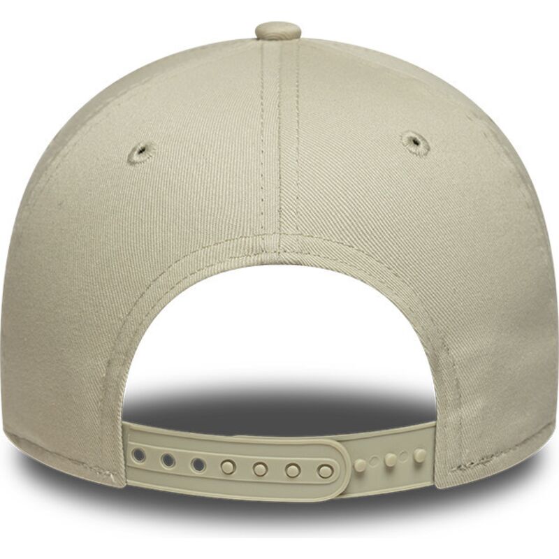 shapka-izvita-bezhov-snapbek-dorado-e-frame-metallic-outline-na-new-york-yankees-mlb-ot-new-era
