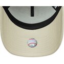 shapka-izvita-bezhov-snapbek-dorado-e-frame-metallic-outline-na-new-york-yankees-mlb-ot-new-era