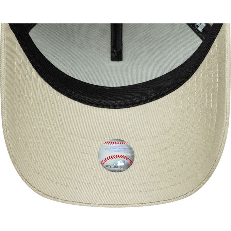 shapka-izvita-bezhov-snapbek-dorado-e-frame-metallic-outline-na-new-york-yankees-mlb-ot-new-era