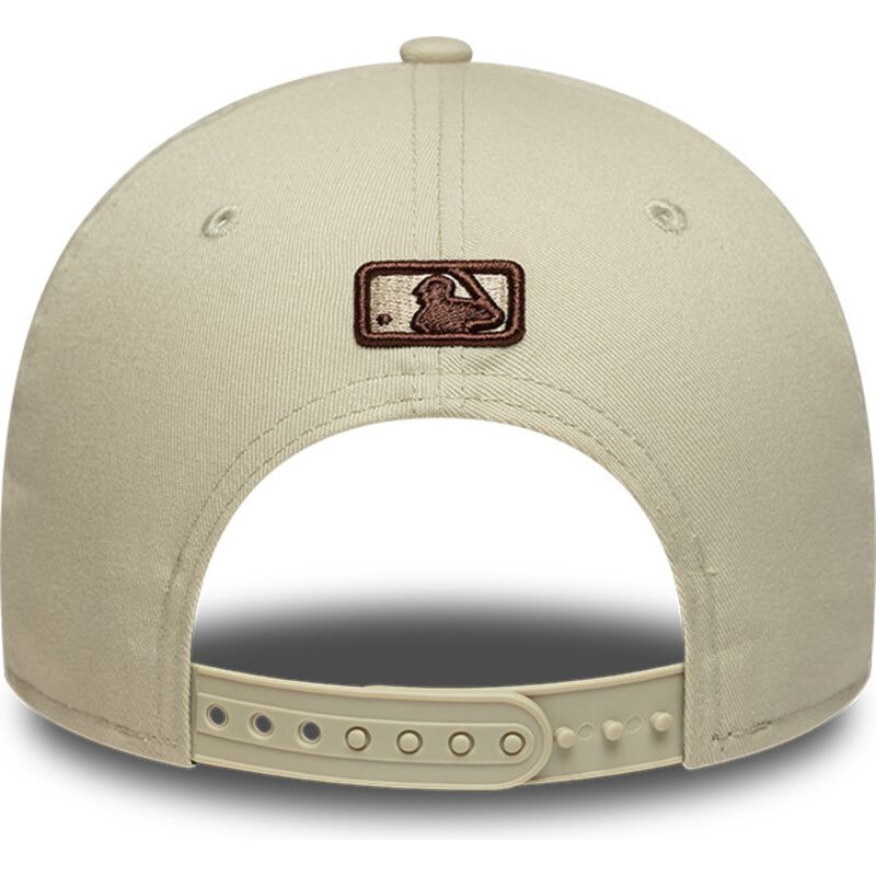shapka-izvita-bezhov-snapbek-9forty-m-crown-na-new-york-yankees-mlb-ot-new-era
