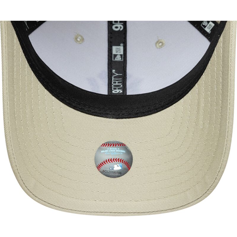 shapka-izvita-bezhov-snapbek-9forty-m-crown-na-new-york-yankees-mlb-ot-new-era