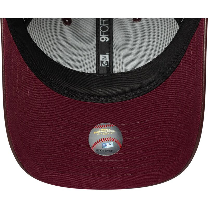 shapka-izvita-kafyav-snapbek-9forty-m-crown-pu-diamante-na-new-york-yankees-mlb-ot-new-era